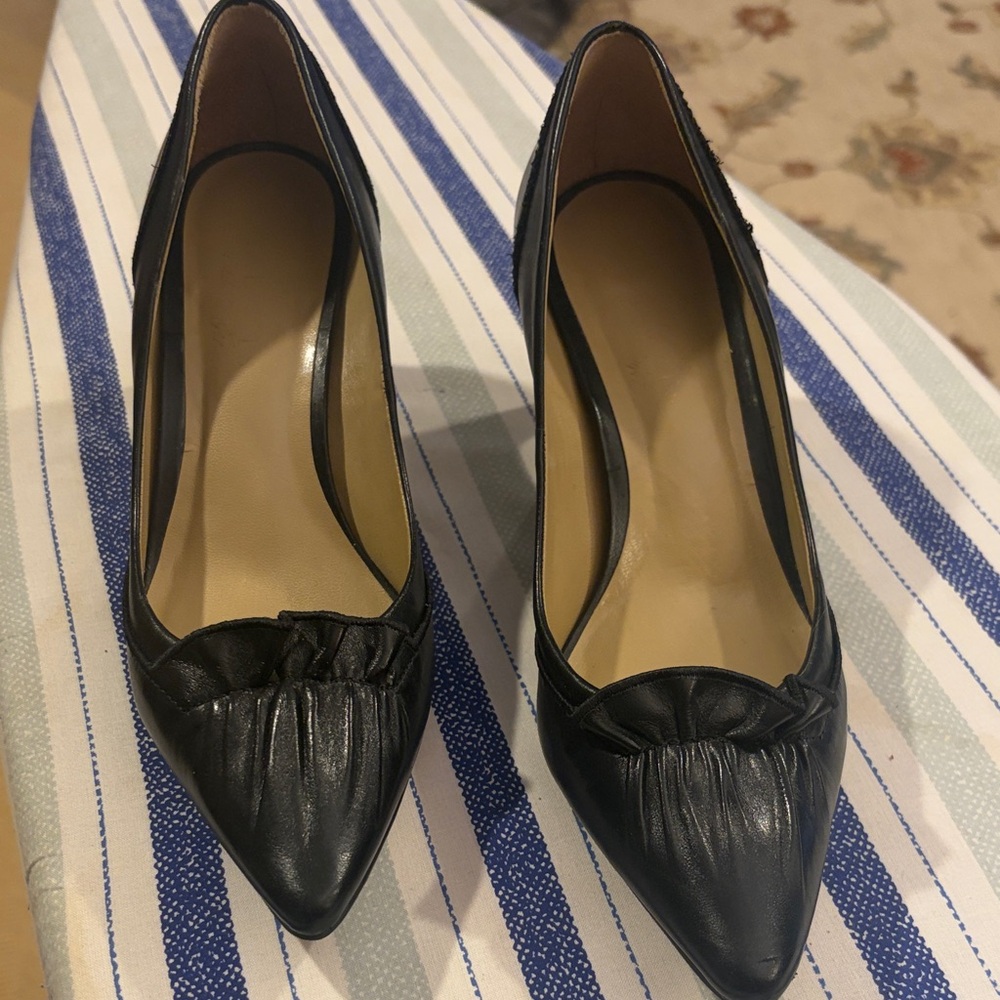 Elegant Talbots Black Leather Women's Pumps